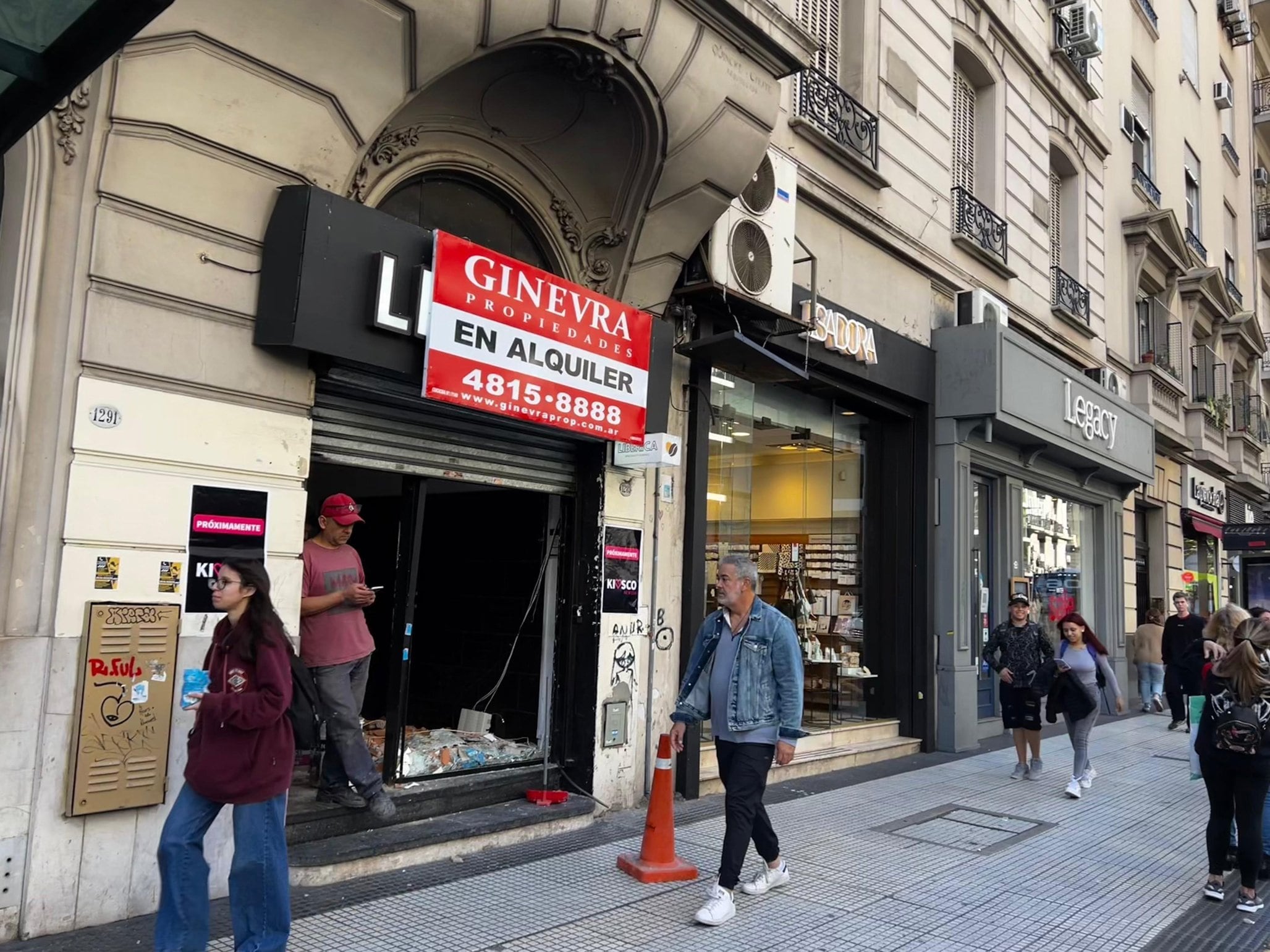 Los carteles de alquiler cada vez son más en la avnida Santa Fe