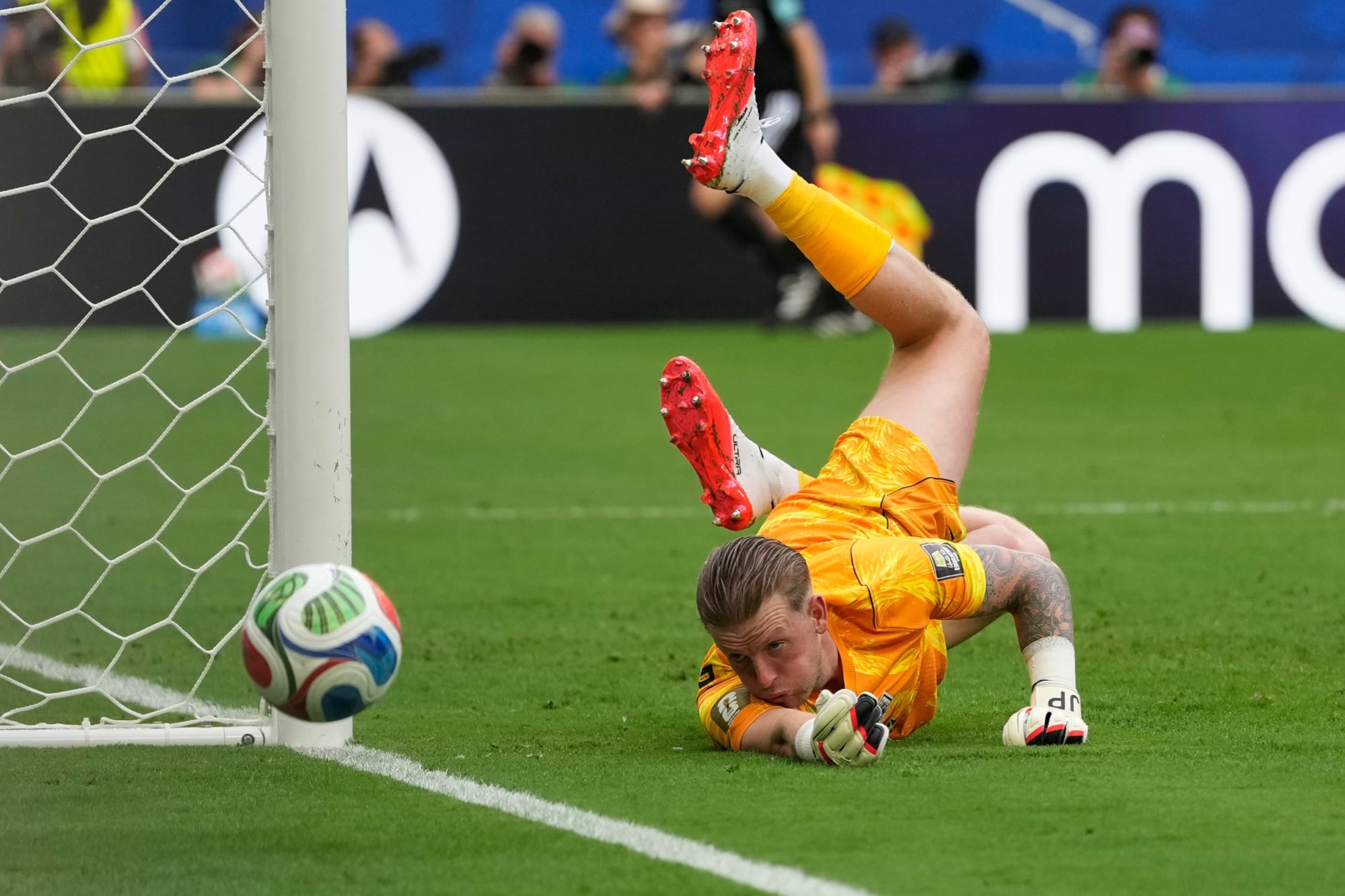 Jordan Pickford y una de sus salvadas en el Mundial, aquí en el partido contra Noruega (AP Photo/Rebecca Blackwell)