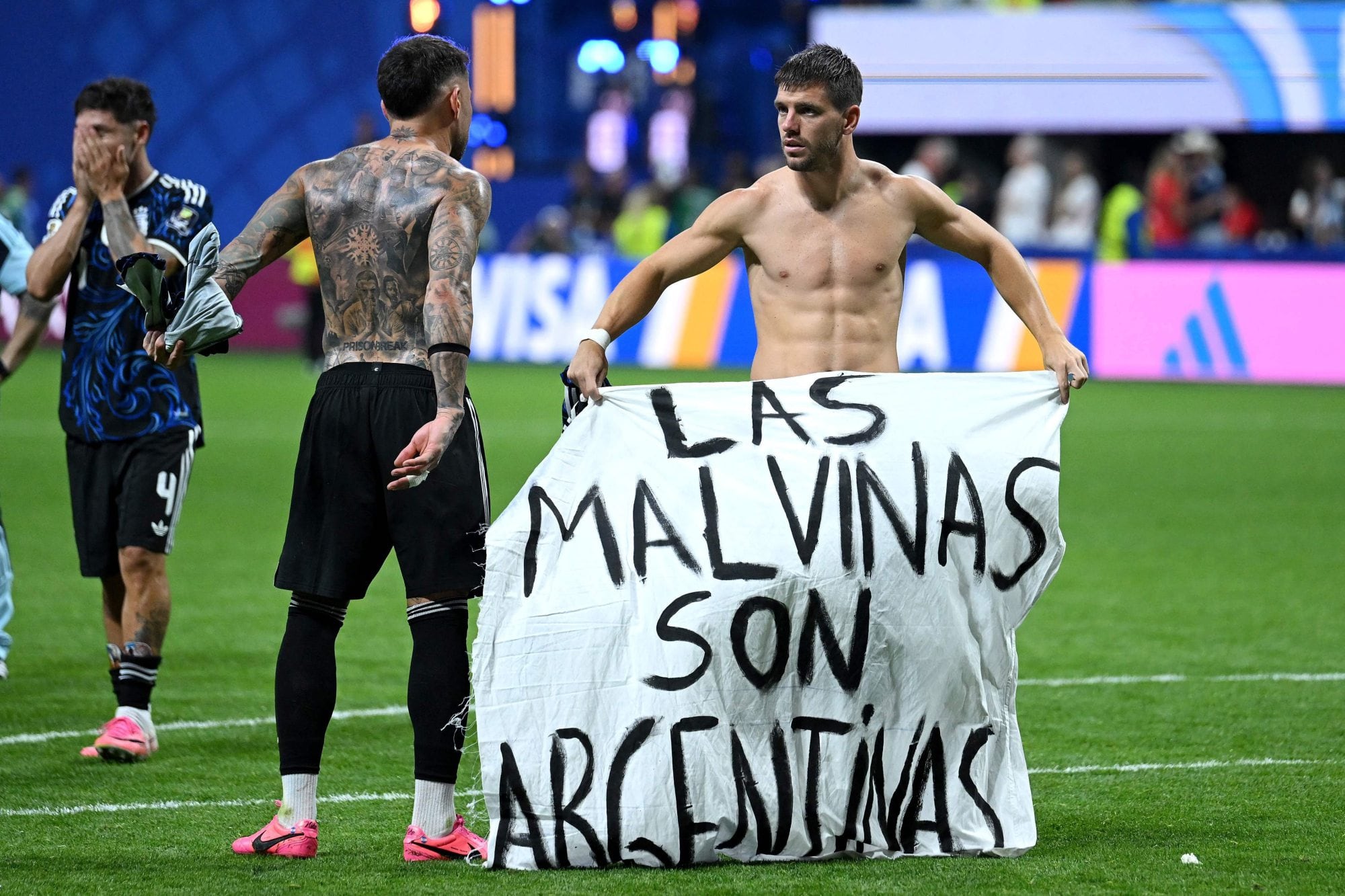 Un puñado de futbolistas de la selección nacional, sobre todo el mediocampista Giovani Lo Celso, colocaron sobre el césped la bandera que puede generar una sanción (Foto: Shaun Botterill / GETTY IMAGES NORTH AMERICA / Getty Images via AFP)