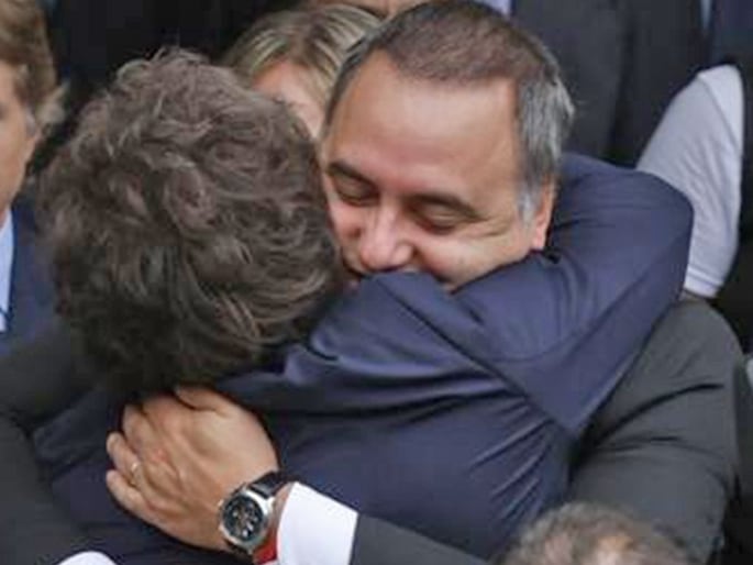 Javier Milei, cuando sostenía todavía a Manuel Adorni como jefe de Gabinete