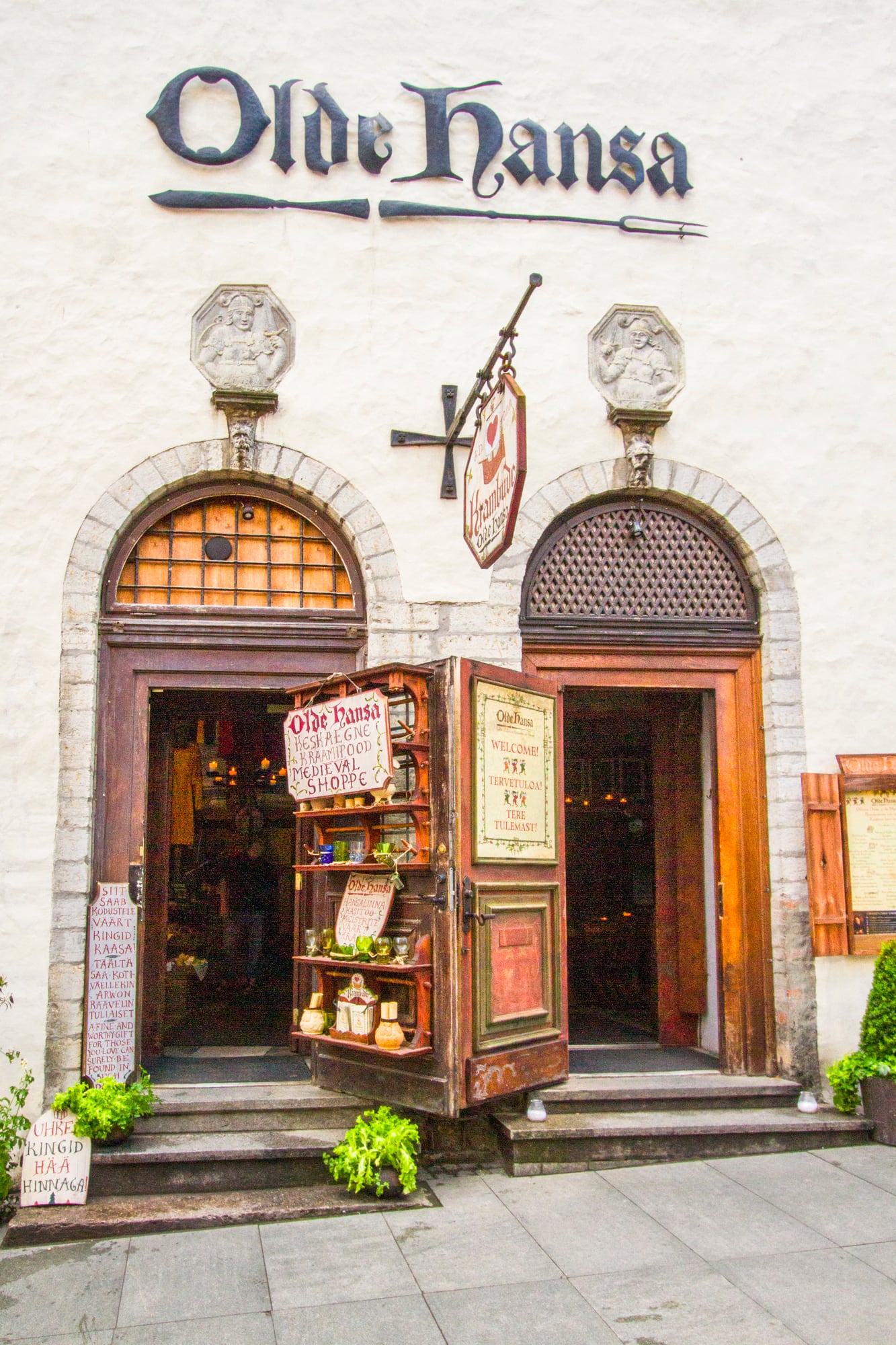 El restaurante Olde Hansa, en la Ciudad Vieja, está ambientado como una antigua taberna del siglo XIV