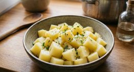 Por qué los cocineros recomiendan agregar vinagre al agua al hervir papas y cómo hacerlo correctamente