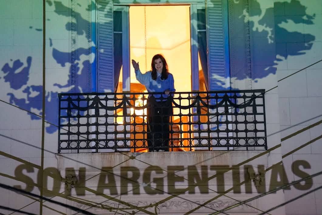 Cristina Kirchner desde el balcón en San José 1111
