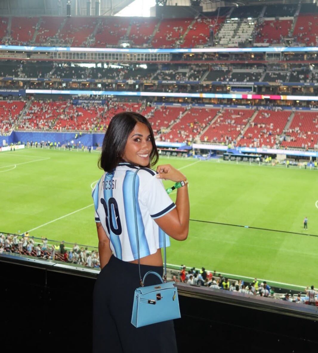 Antonela Rocuzzo con la camiseta albiceleste y cartera de lujo a juego Foto: @antonelarocuzzo