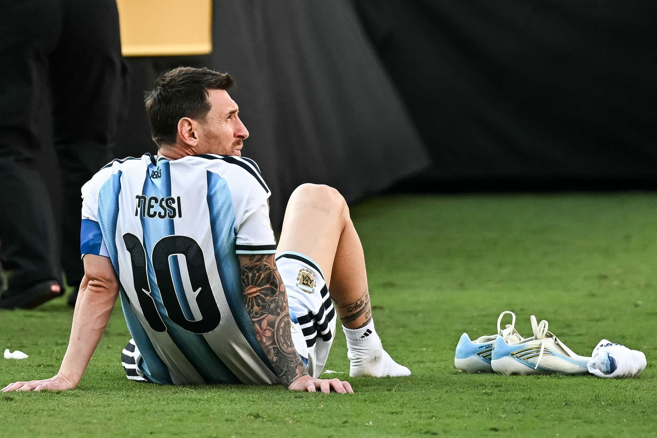 La vista a algún lugar de Messi, todavía conmocionado por la oportunidad perdida ante España, en la final del Mundial