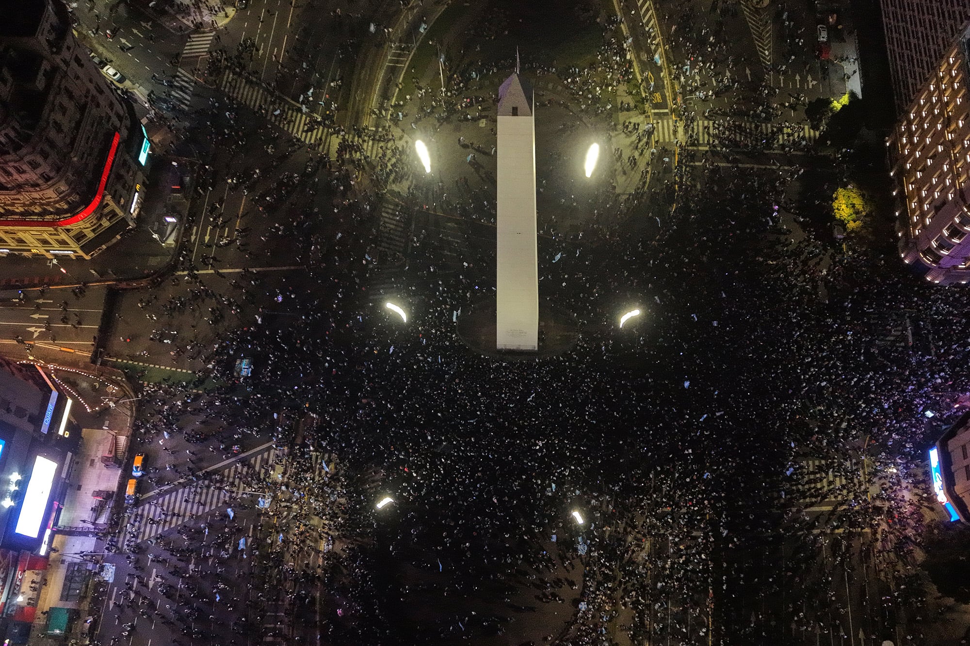 Hinchas argentino se congregaron alrededor del Obelisco tras el triunfo