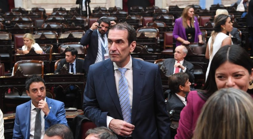 El Gobierno busca aprobar la ley de Propiedad Privada en el Senado y negocia voto a voto con sus aliados