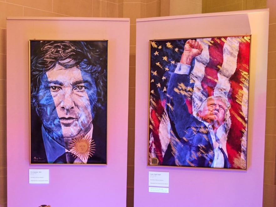 Retratos de Javier Milei y de Donald Trump, durante los festejos por los 250 años de la independencia norteamericana en la Embajada de EE.UU.