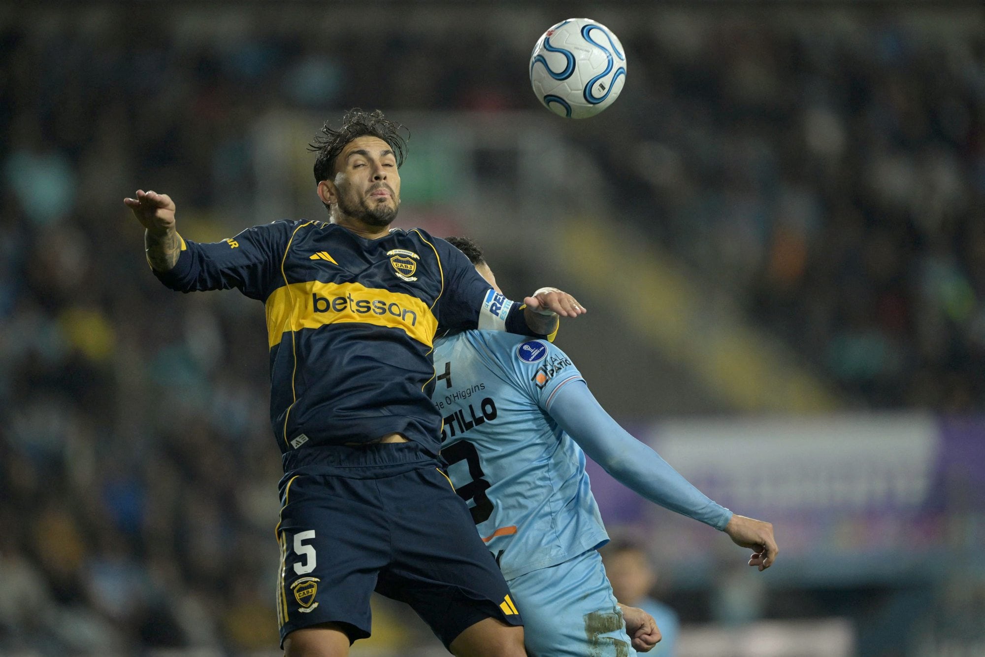 Leandro Paredes disputa la pelota aérea con Arnaldo Castillo