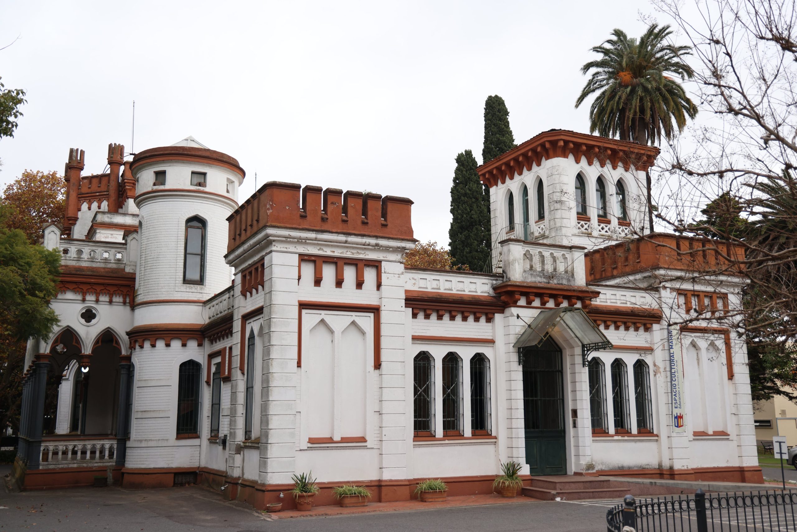 El curioso castillo donde comenzó a hilarse la historia del colegio