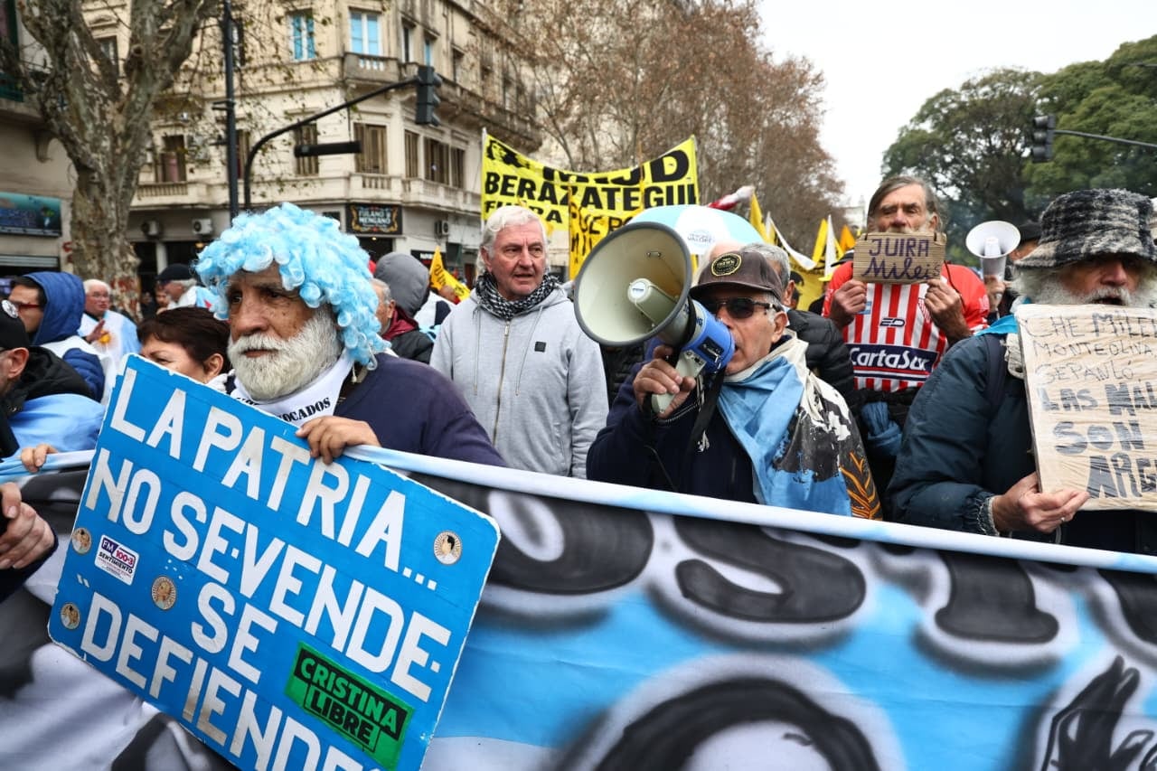 La marcha de los jubilados en la que participan sindicalistas y piqueteros en inmediaciones del Congreso