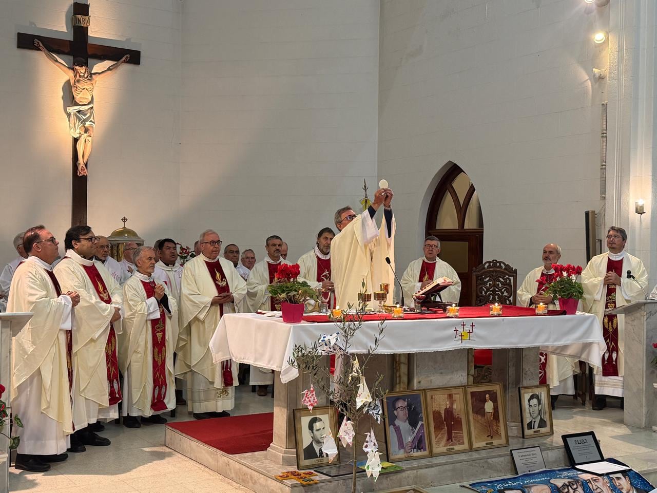 El arzobispo Jorge Ignacio García Cuerva en la parroquia San Patricio, de Belgrano