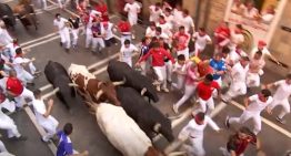 Tercer encierro de San Fermín 2026, en directo | Los toros de Victoriano de Río completan un tercer encierro rápido y con muchas caídas