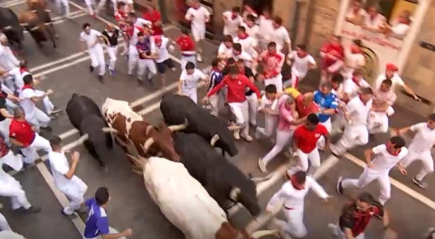 Tercer encierro de San Fermín 2026, en directo | Los toros de Victoriano de Río completan un tercer encierro rápido y con muchas caídas