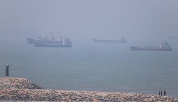 Irán lanzó ataques contra países del Golfo, anunció el cierre del estrecho de Ormuz y crece la tensión con EE.UU.