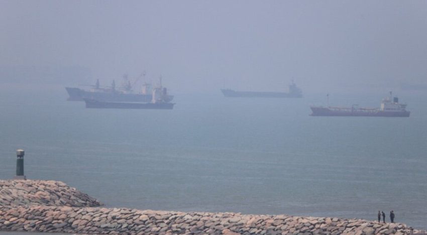 Irán lanzó ataques contra países del Golfo, anunció el cierre del estrecho de Ormuz y crece la tensión con EE.UU.