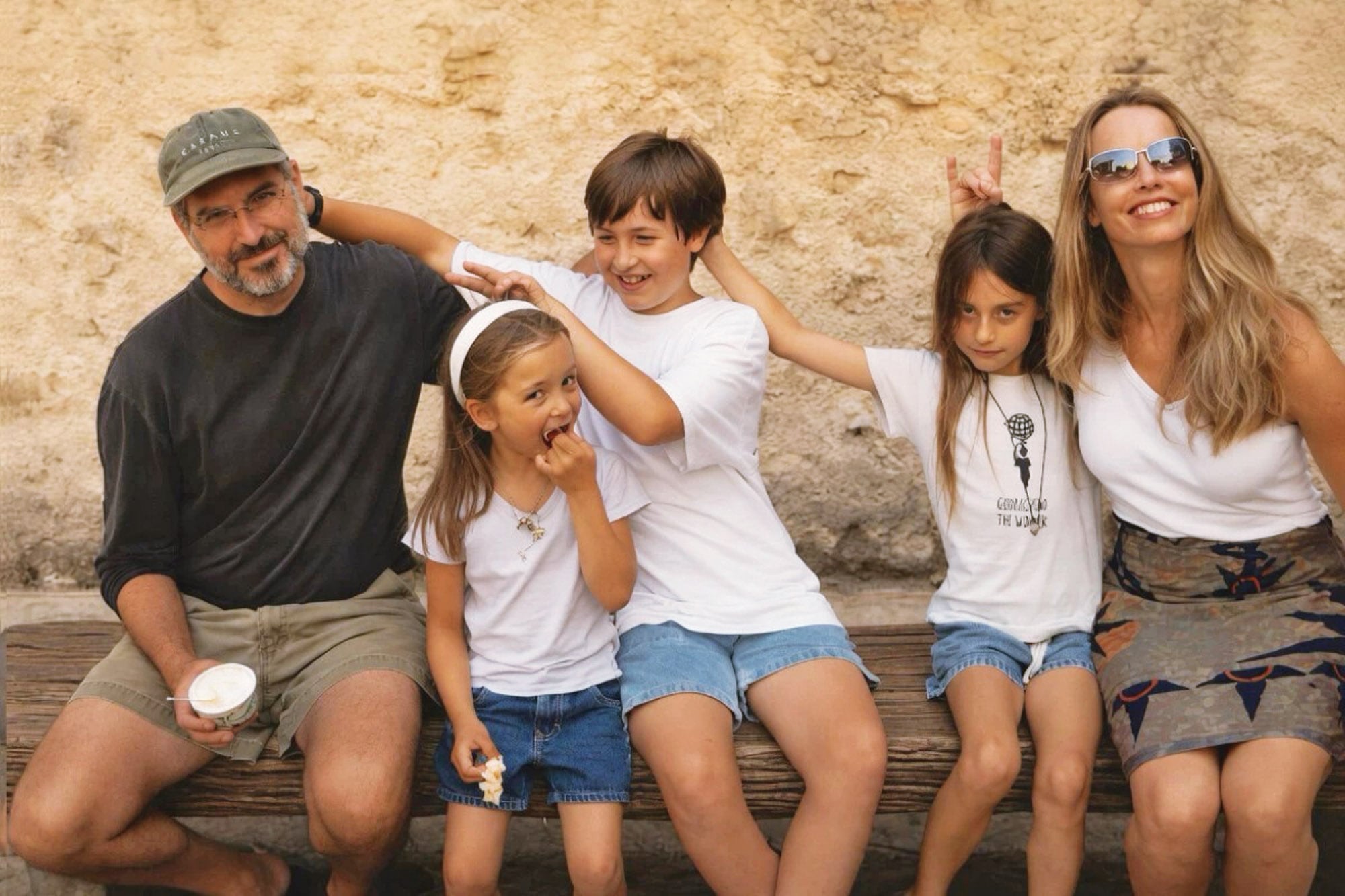 Steve Jobs, quién murió en 2011 tras batallar contra un cáncer de páncreas, junto a sus tres hijos, Eve, Reed, Erin y su mujer, Lauren