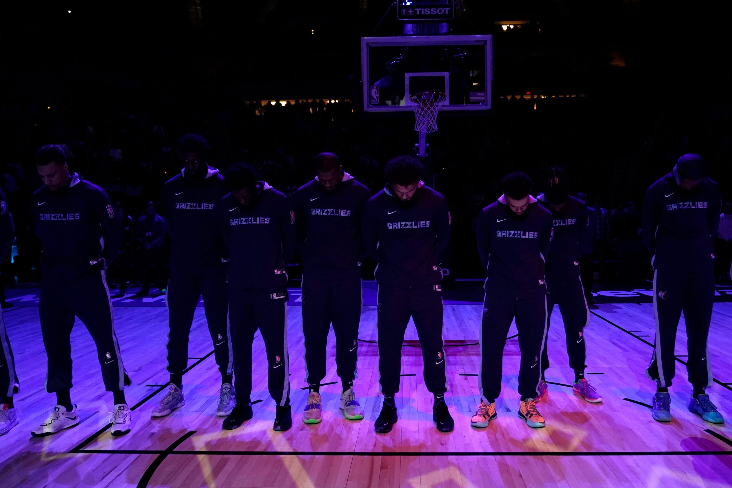 Los Grizzlies de Memphis guardan un minuto de silencio ante de enfrentar a los Timberwolves de Minnesota el viernes 27 de enero de 2023, en memoria de Tyre Nichols, un joven muerto tras recibir una golpiza de parte de la policía