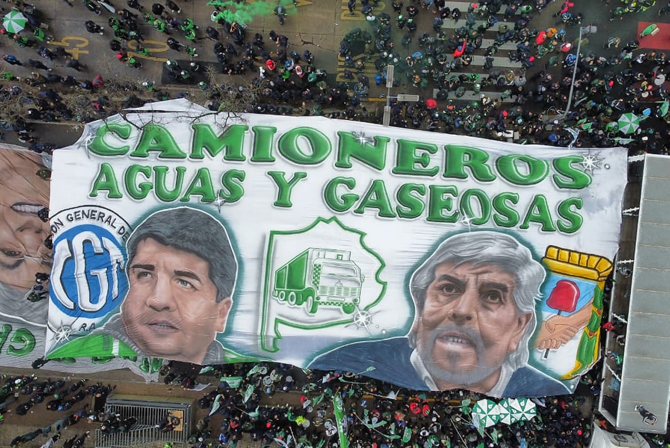 Una bandera de los militantes camioneros con los rostros de Pablo y Hugo Moyano