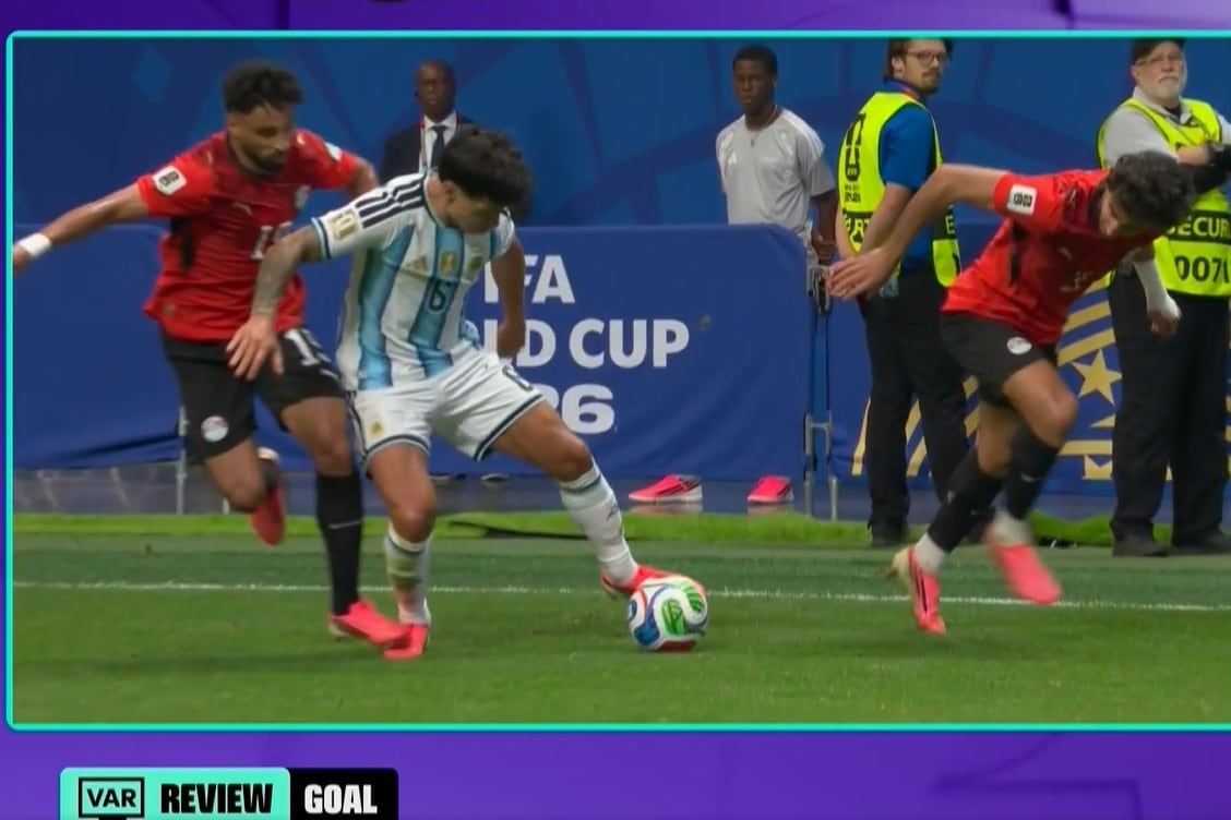 El árbitro retrotrajo la jugada del segundo gol de Egipto a raíz de una falta previa sobre Lisandro Martínez