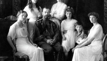 Crece el público que asiste a la vigilia en honor a los Romanov