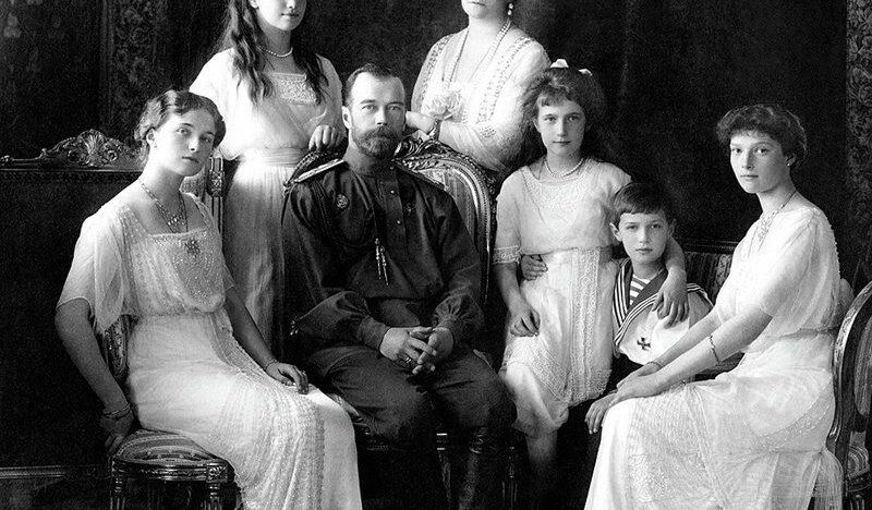 Crece el público que asiste a la vigilia en honor a los Romanov