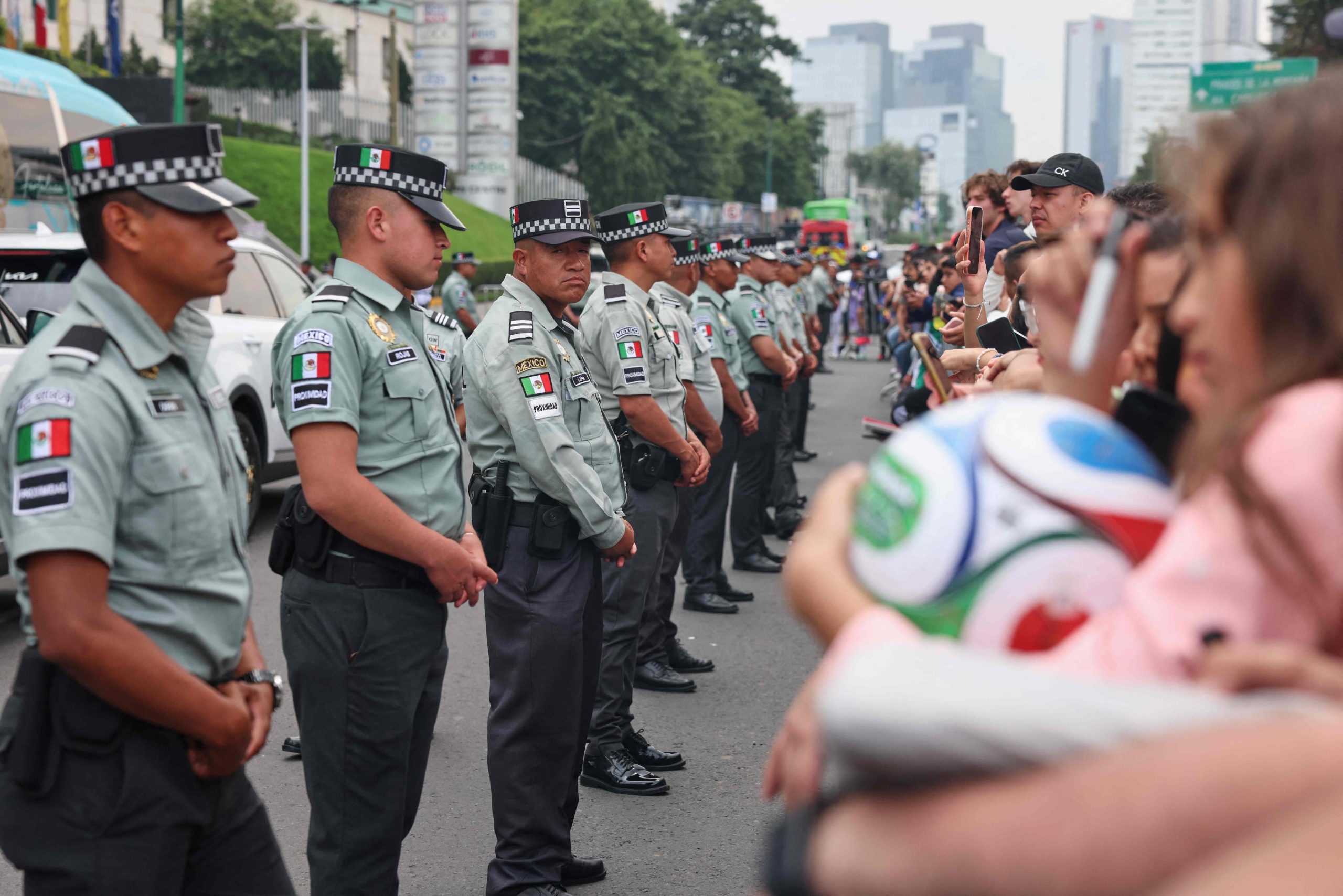 Integrantes de la guardia nacional mexicana se interponen entre hinchas aztecas y el hotel de concentración de Inglaterra