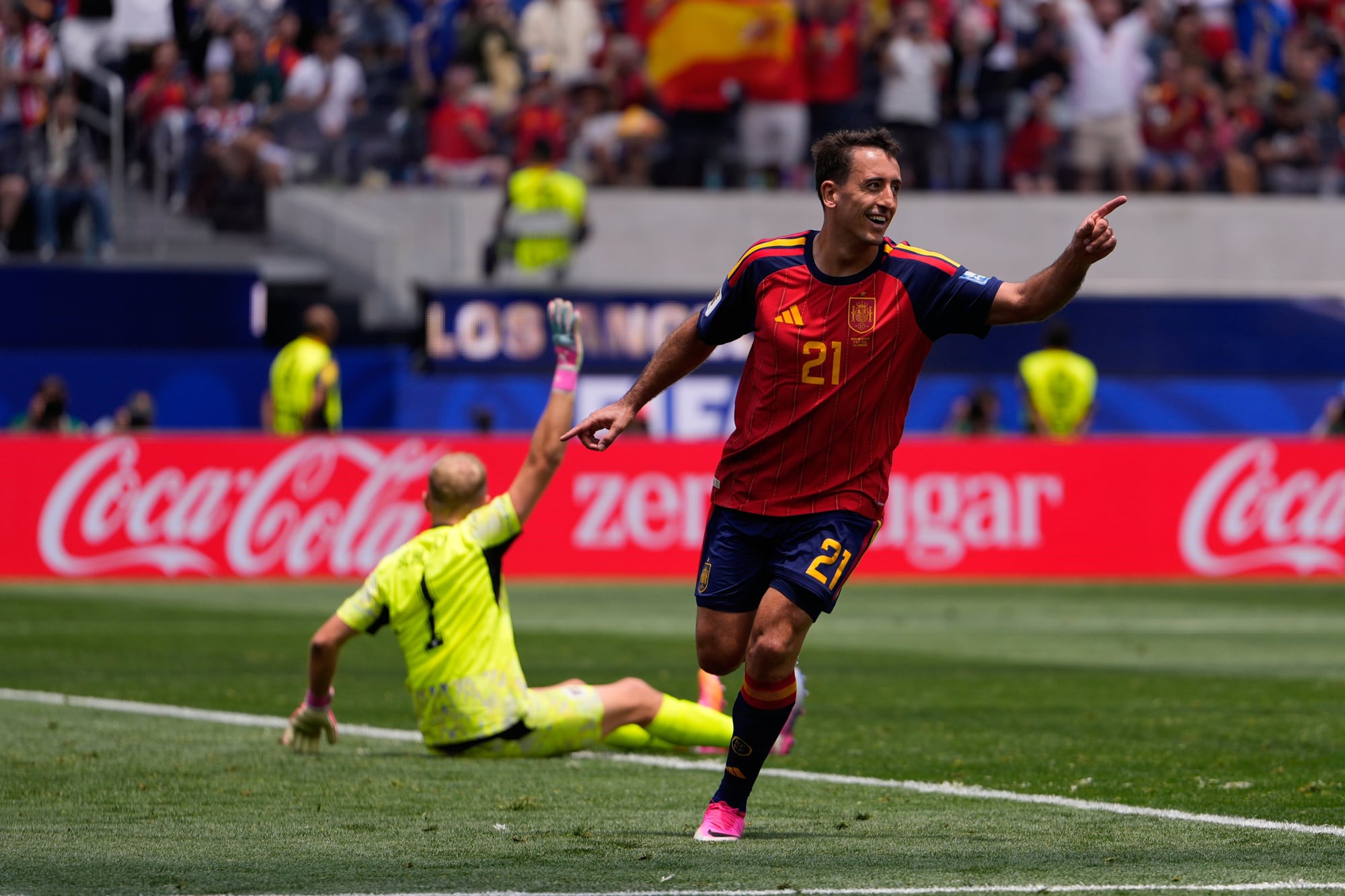 Mikel Oyarzabal festeja uno de sus goles en la victoria 3-0 Austria señalando a uno de sus compañeros