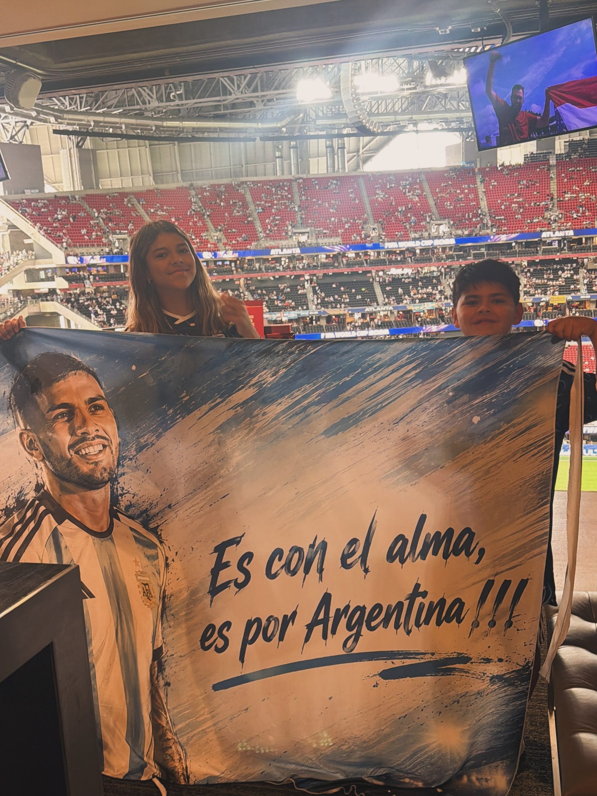 Los hijos de Leandro Paredes con una bandera bien Argentina Foto: @ccamilagalantee