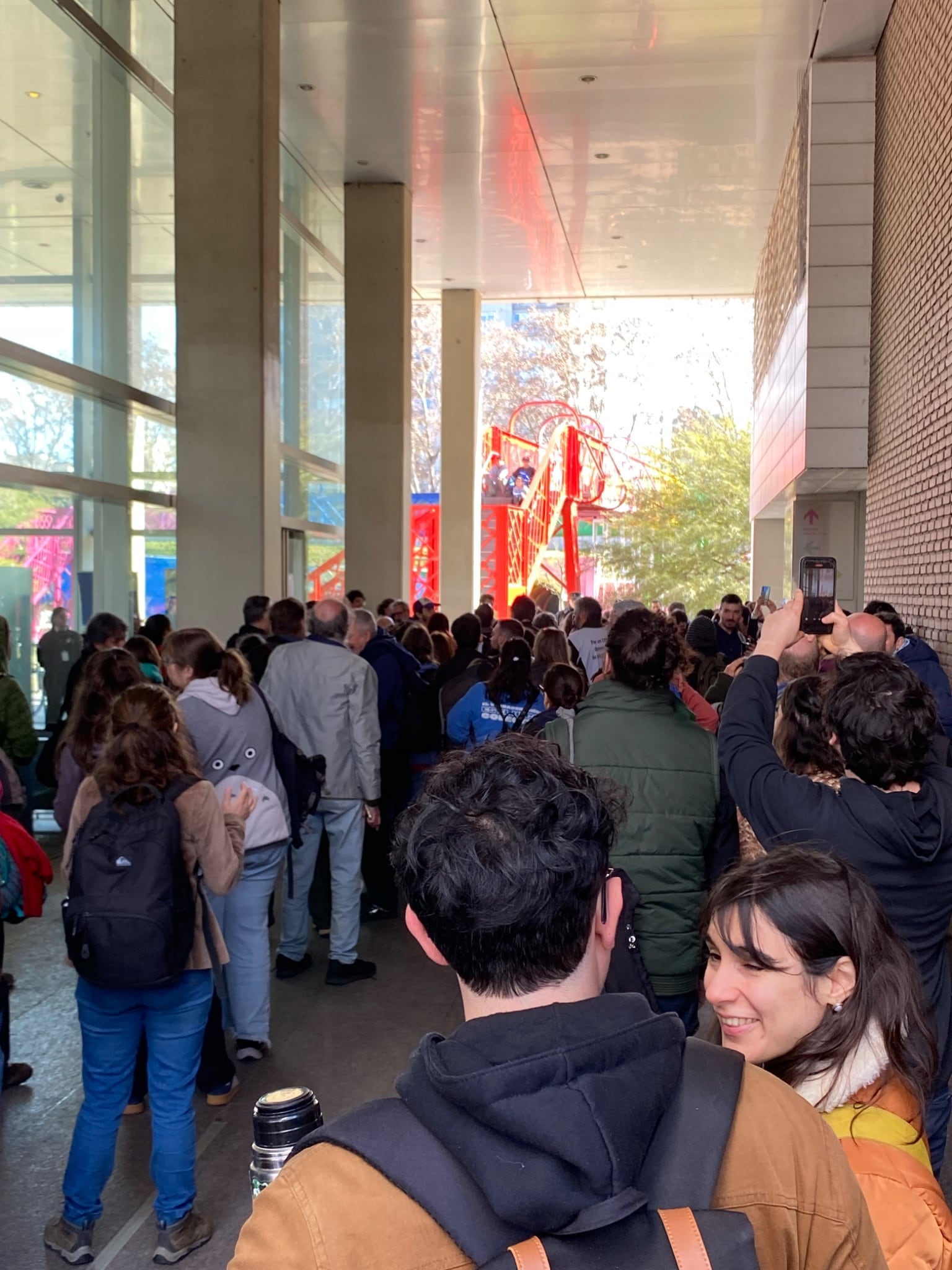 Los becarios piden prorrogar el vencimiento de sus becas hasta que el resultado de la convocatoria se publique