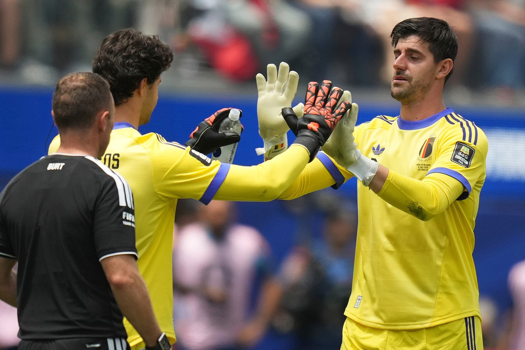 Conmovido, Courtois es reemplazado por Lammens, que también concedió un rebote que terminó en un gol de España.