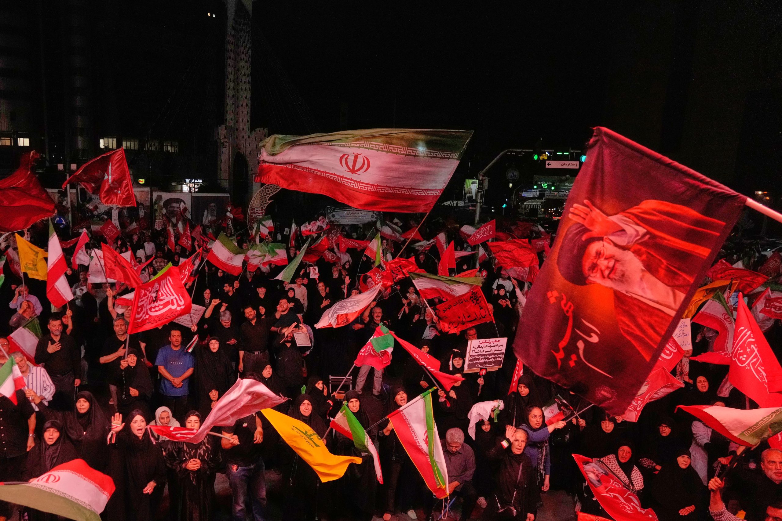 Manifestantes ondean banderas iraníes en una concentración en conmemoración del ayatollah Alí Khamenei, el sábado 11 de julio