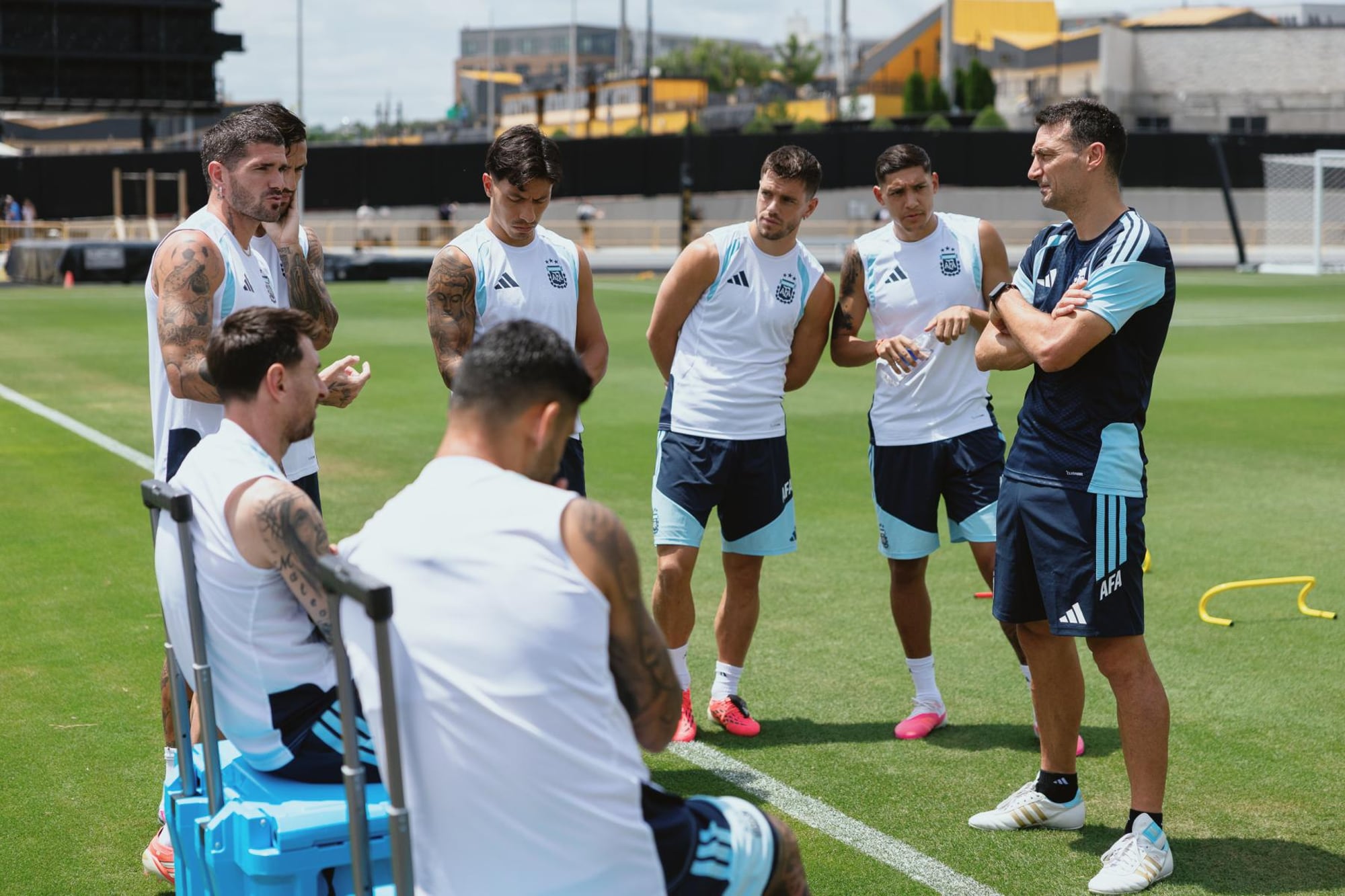 Scaloni, junto a los jugadores de la selección