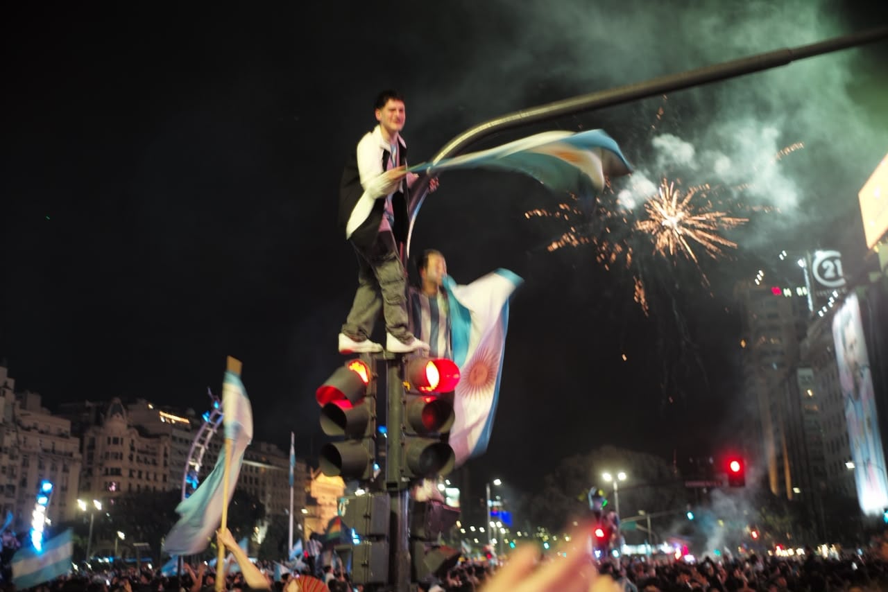 Festejos en el Obelisco. Victoria de Argentina 2 vs. Inglaterra 1, Buenos Aires.