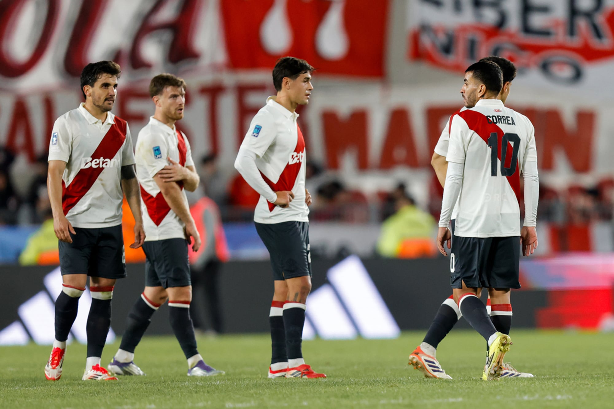 El plantel de River tras la derrota en el debut como local