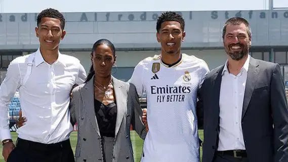 Jude Bellingham en su presentación en el Real Madrid, en 2023, junto a su hermano Jobe, su mamá Denise y papá Mark. (Foto: instagram @judebellingham)