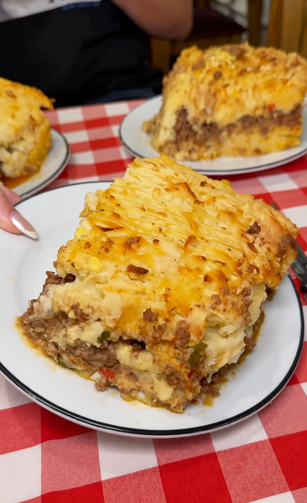 Aquí el pastel de papas se sirve en una bandeja de casi 9 kilos, pensada para compartir