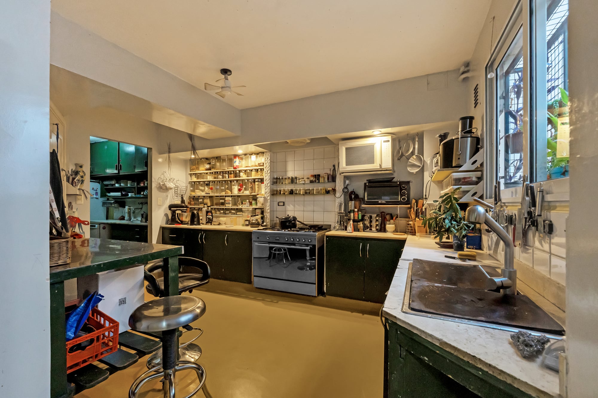 La cocina tiene una estética estilo industrial