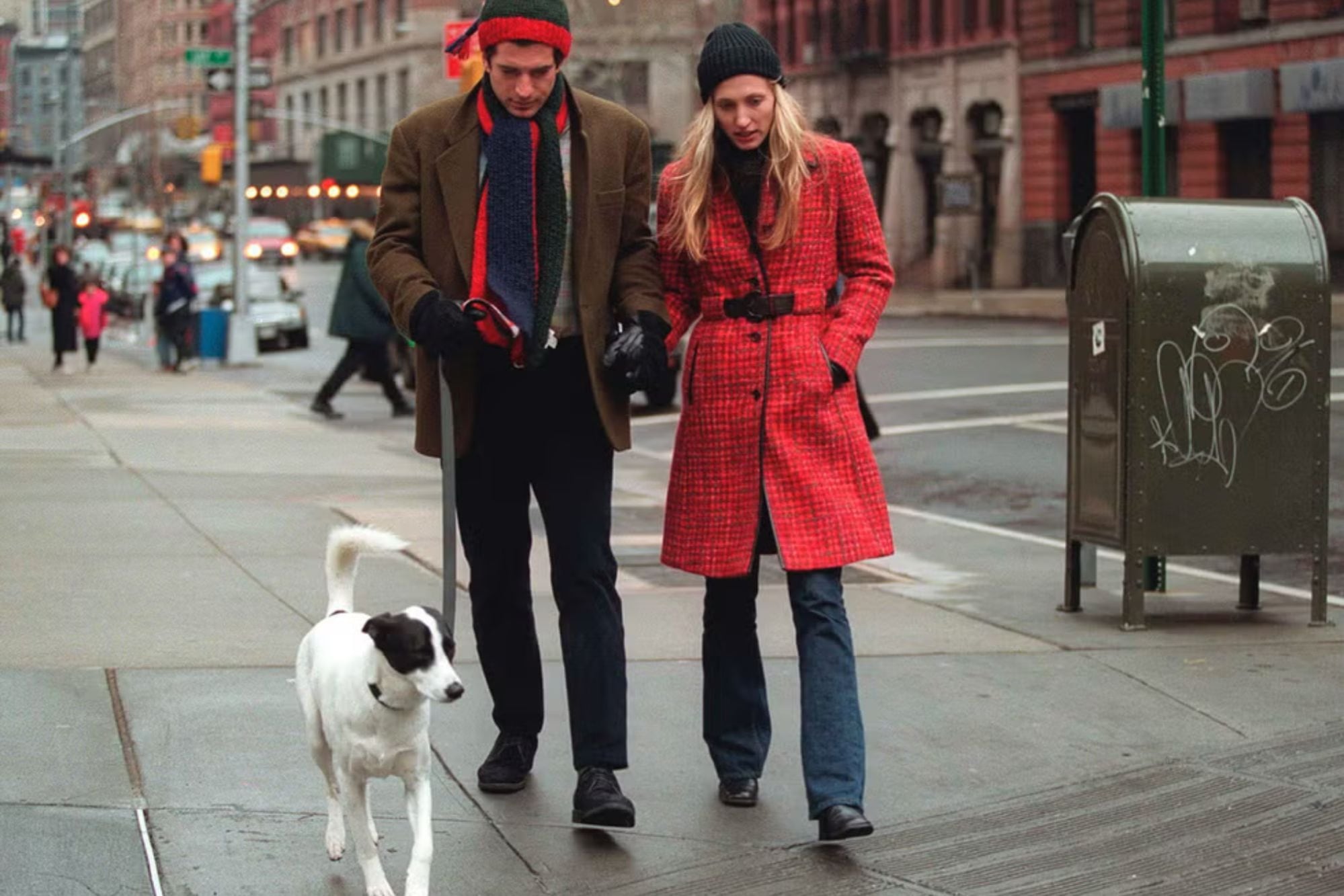 John F. Kennedy Jr. y Carolyn Bessette con su perro Friday