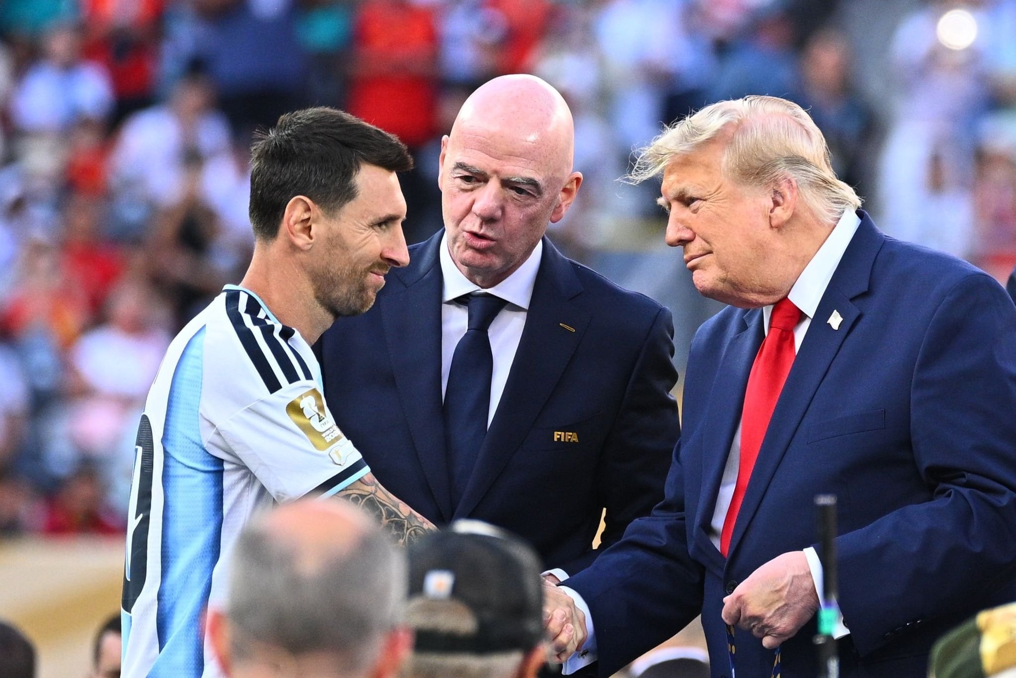 El saludo de Lionel Messi con Donald Trump y Gianni Infantino en la entrega de medallas