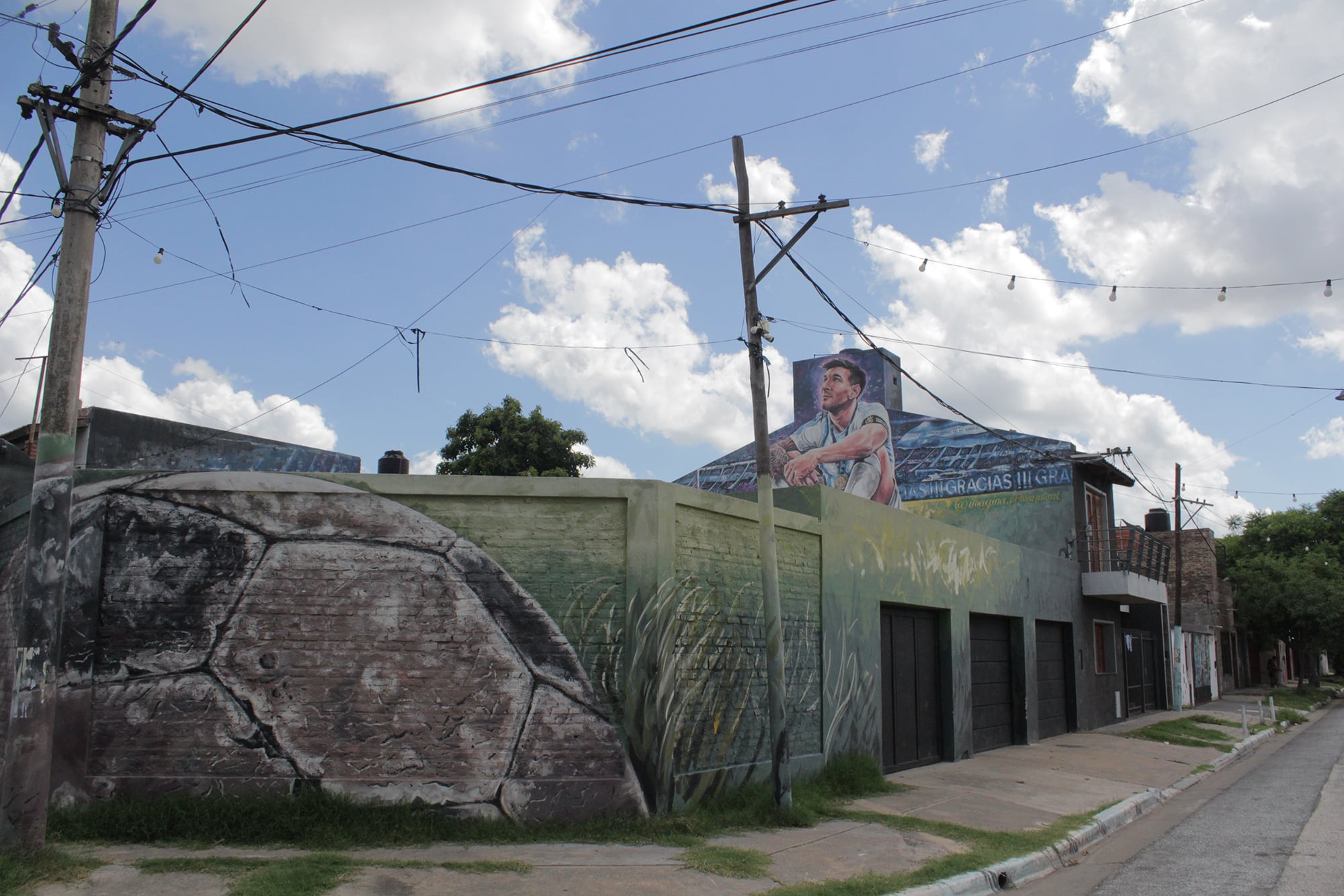 Hoy el barrio está decorado con 34 murales que hacen alusión al capitán de la selección