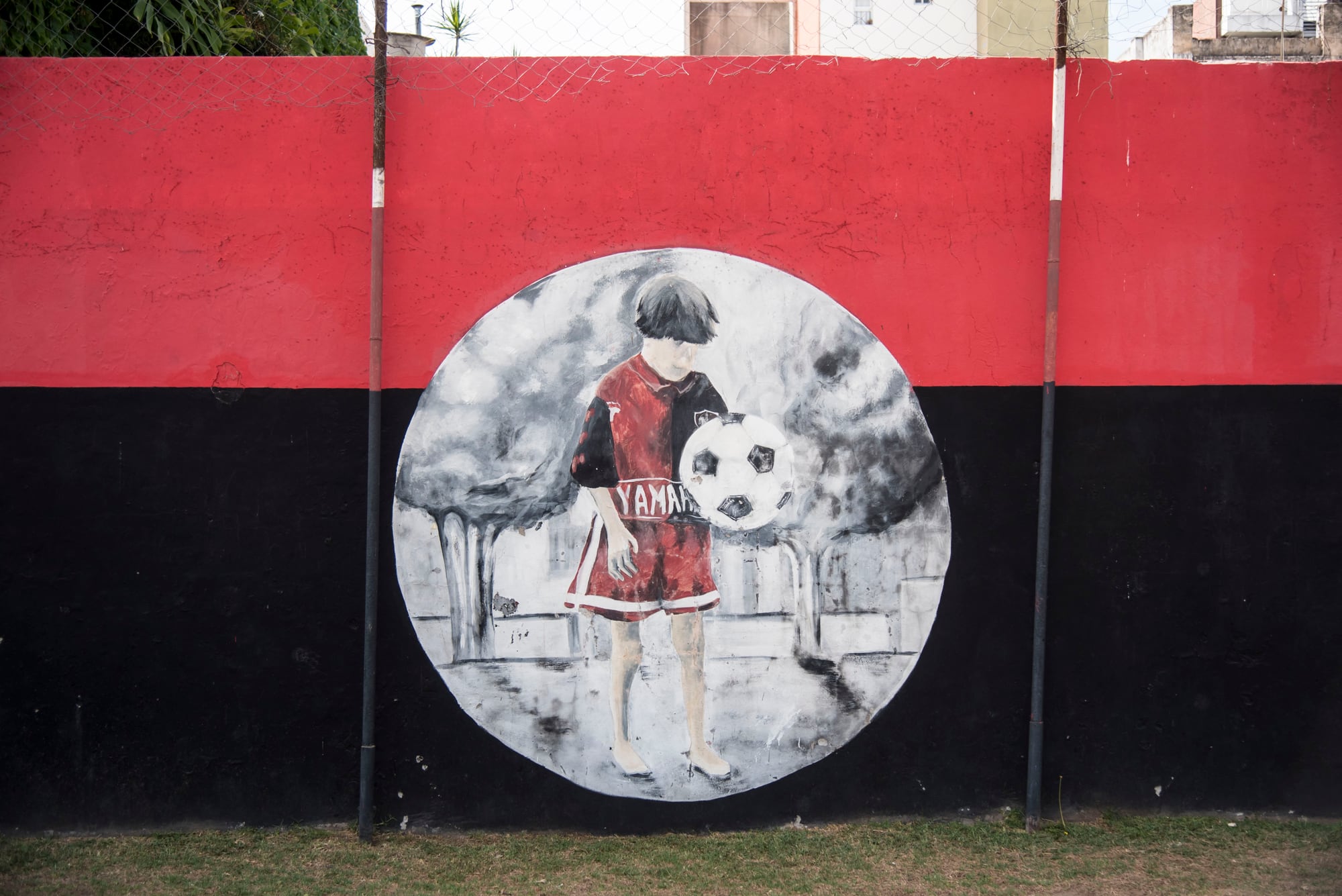 Mural de Messi en la cancha del predio Malvinas Argentinas 