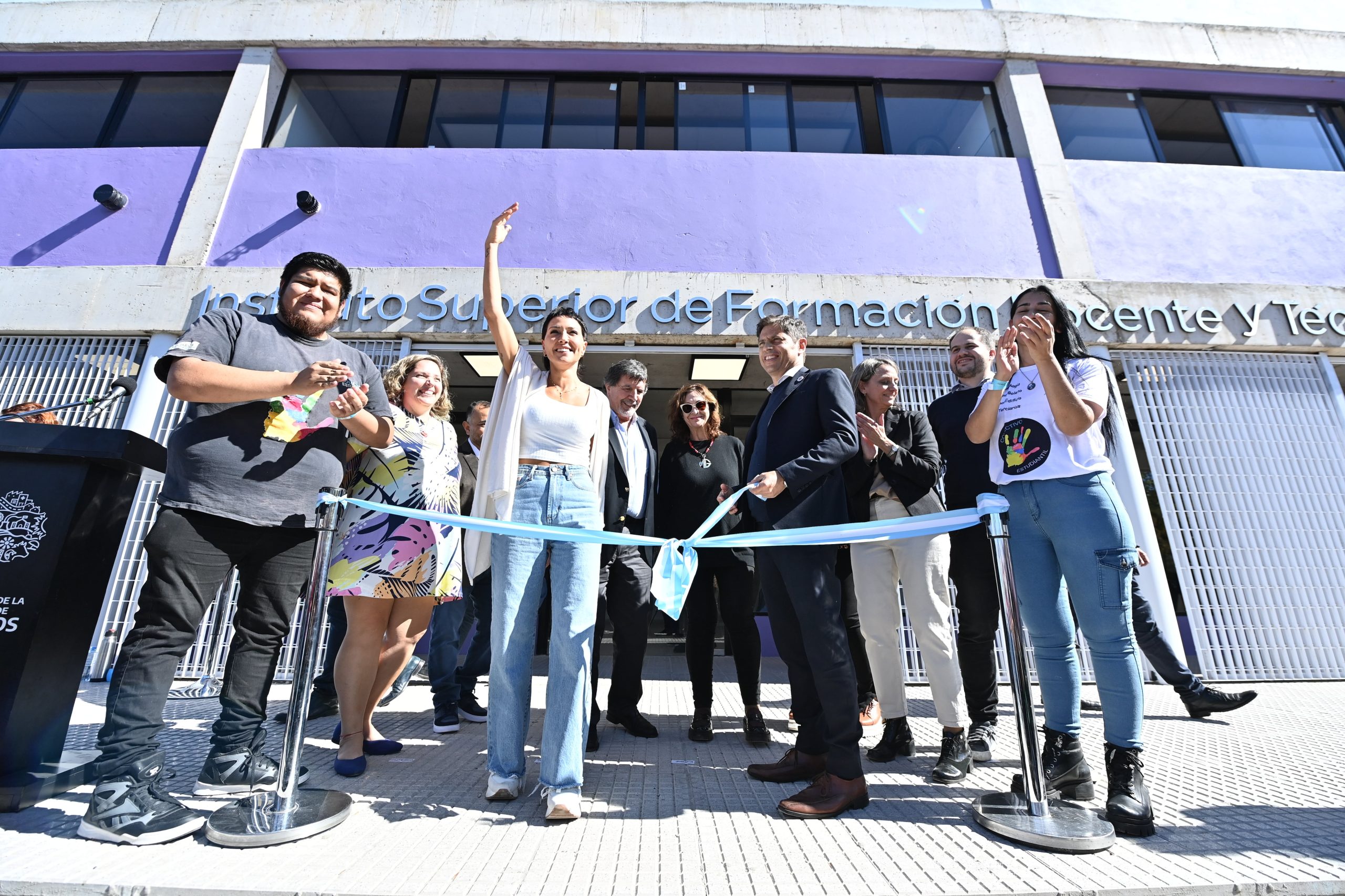 Kicillof, en Quilmes, con Mayra Mendoza durante la inauguración de un instituto de formación docente