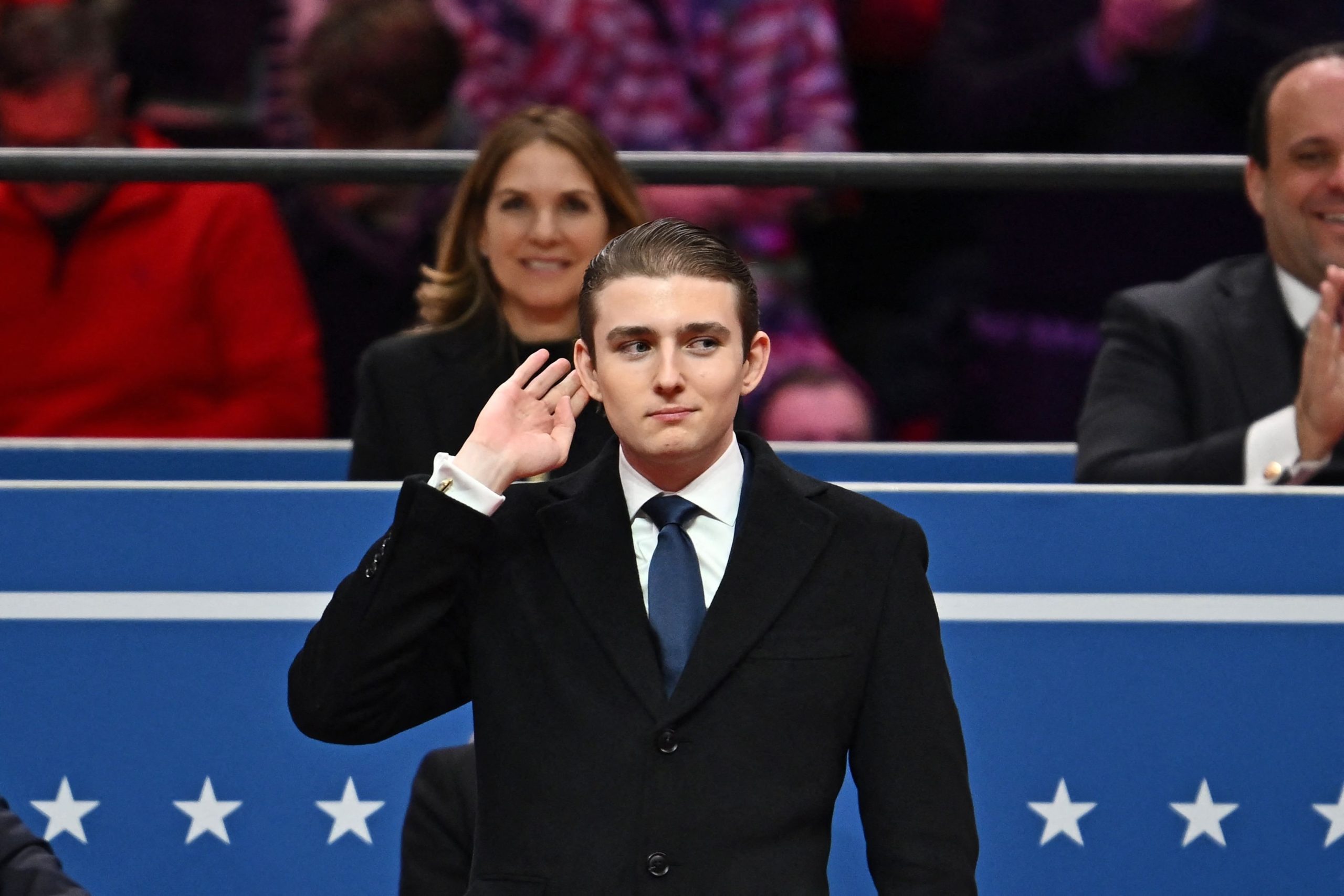Barron Trump gesticula después de ser reconocido por su padre durante el desfile inaugural dentro de Capital One Arena (Archivo)