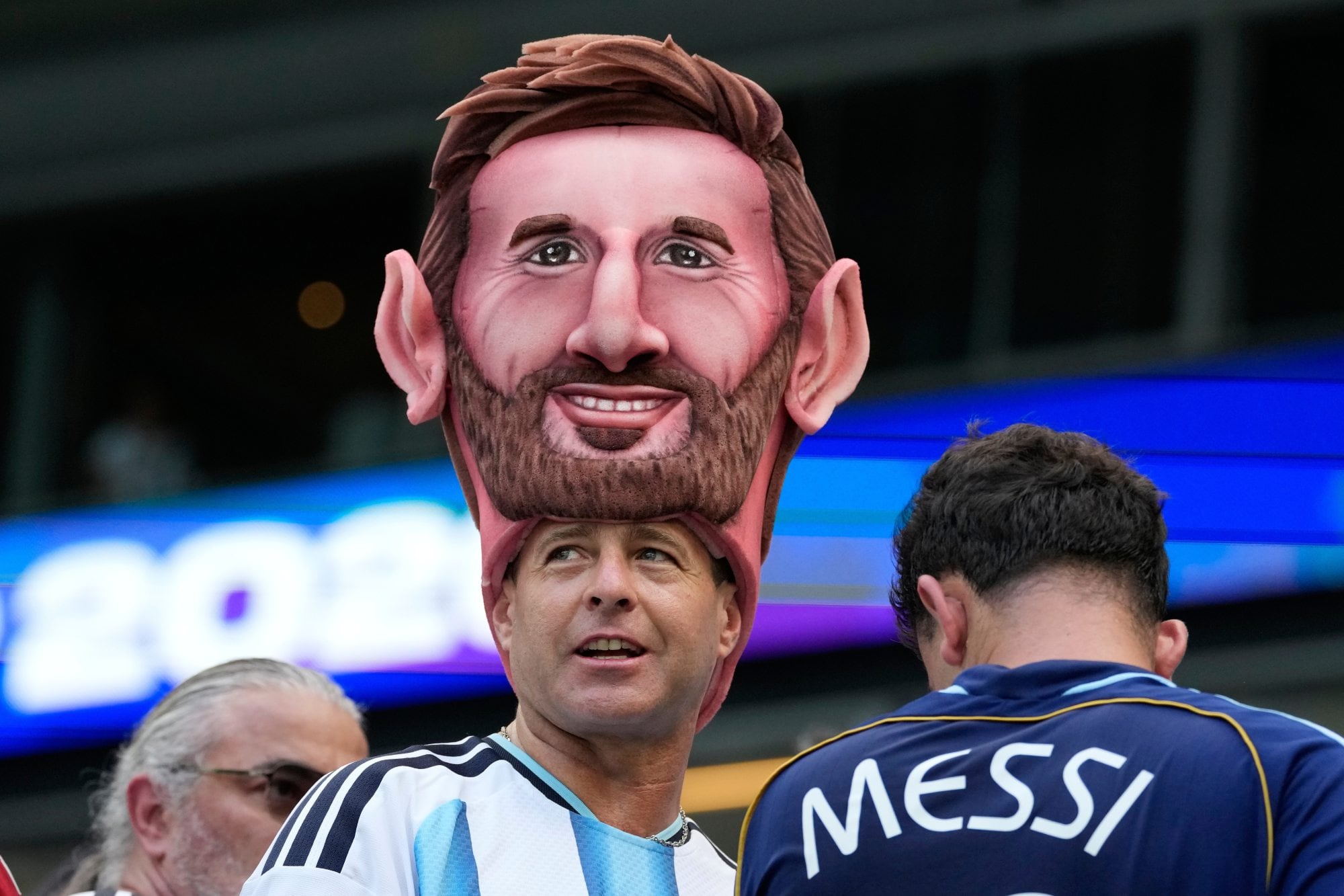 Un hincha con una cabeza de Messi