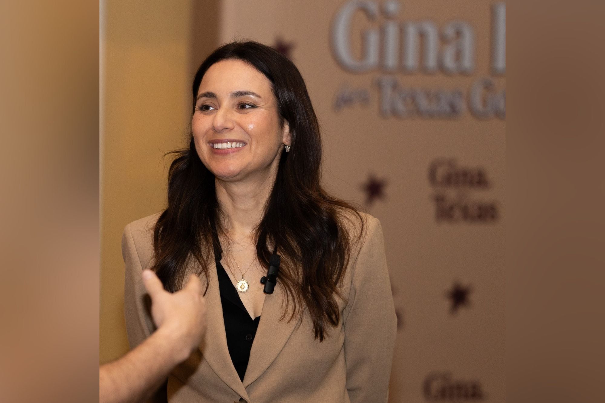 Gina Hinojosa sostiene que Greg Abbott apoya a las grandes élites por encima de la ciudadanía 