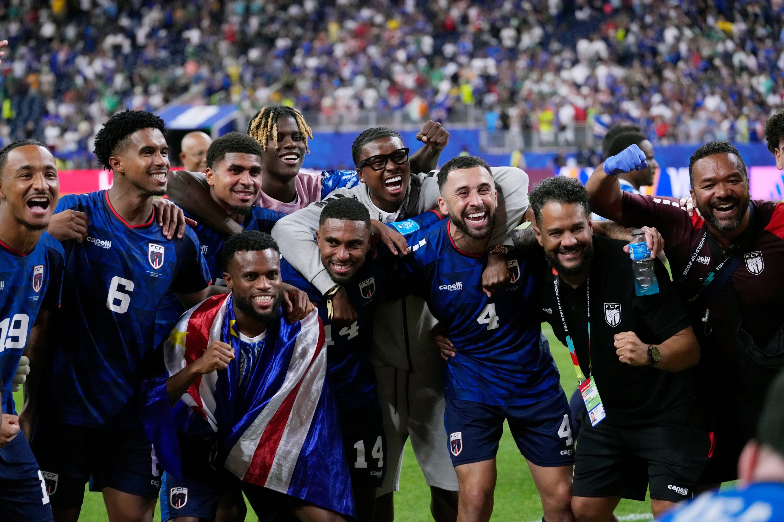 Jugadores de Cabo Verde celebran tras avanzar a la siguiente ronda de la Copa Mundial tras el empate 0-0 con Arabia Saudí