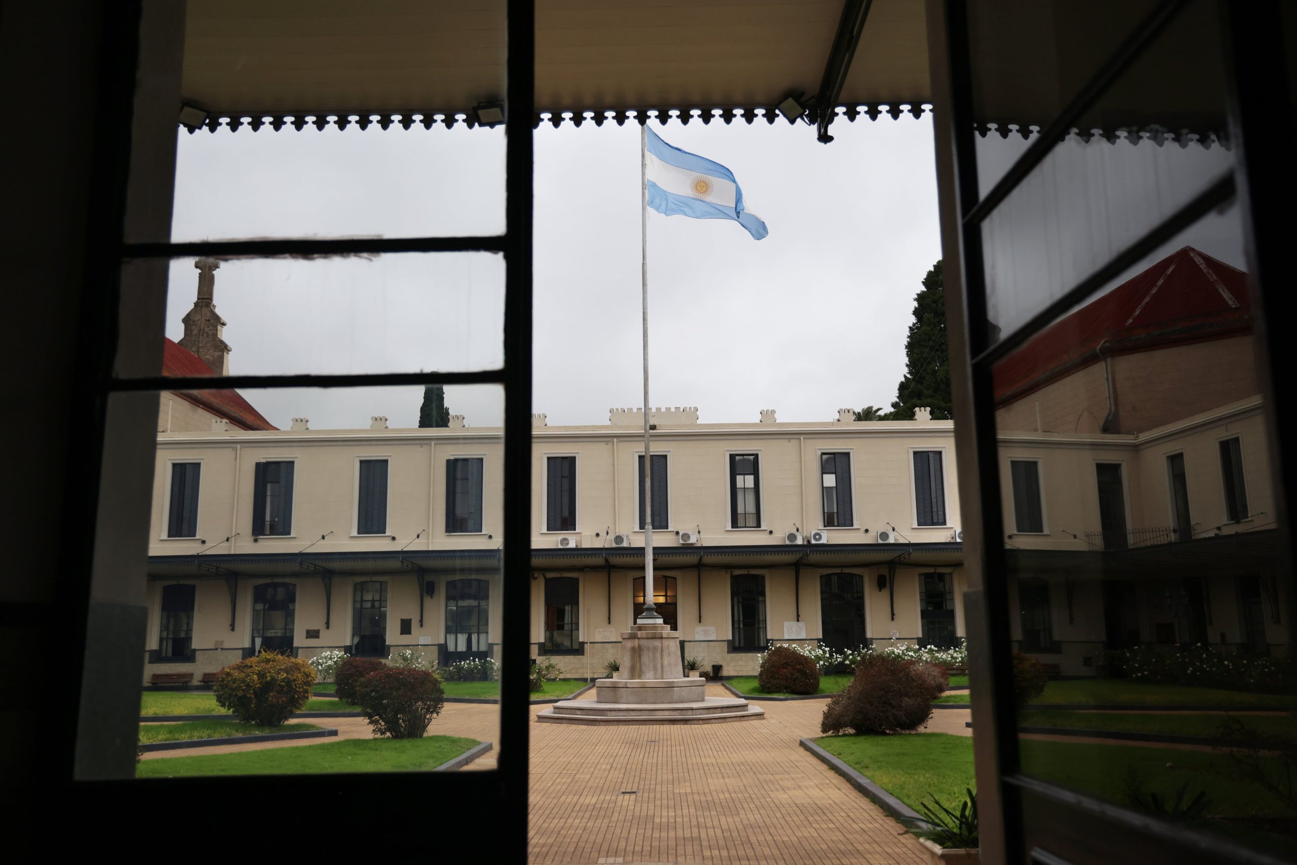 El patio central es el corazón del colegio; allí convergen las aulas y se realizan algunos de los actos escolares