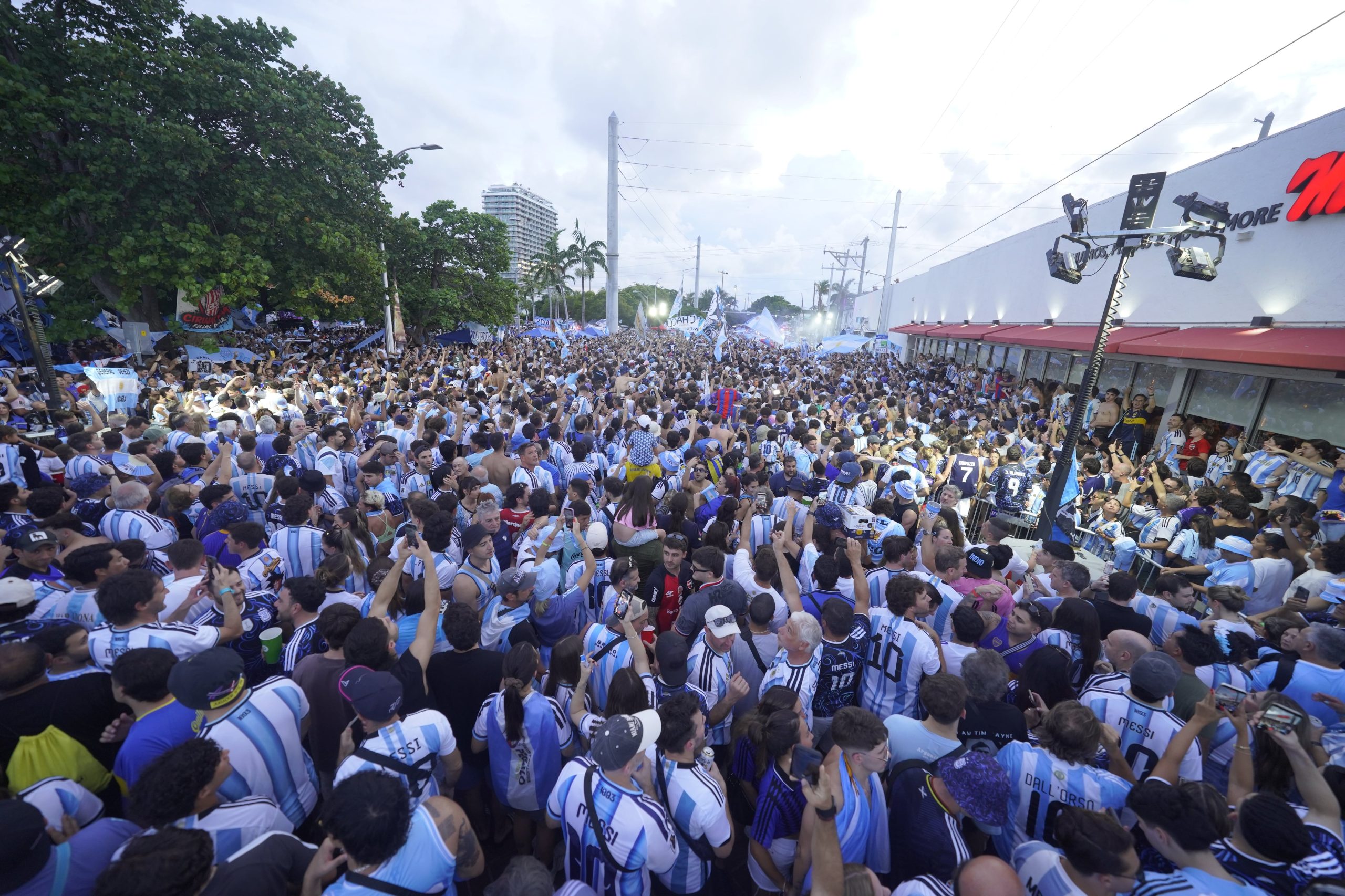 Banderazo de hinchas argentinos en la previa al partido ante Cabo Verde en Miami