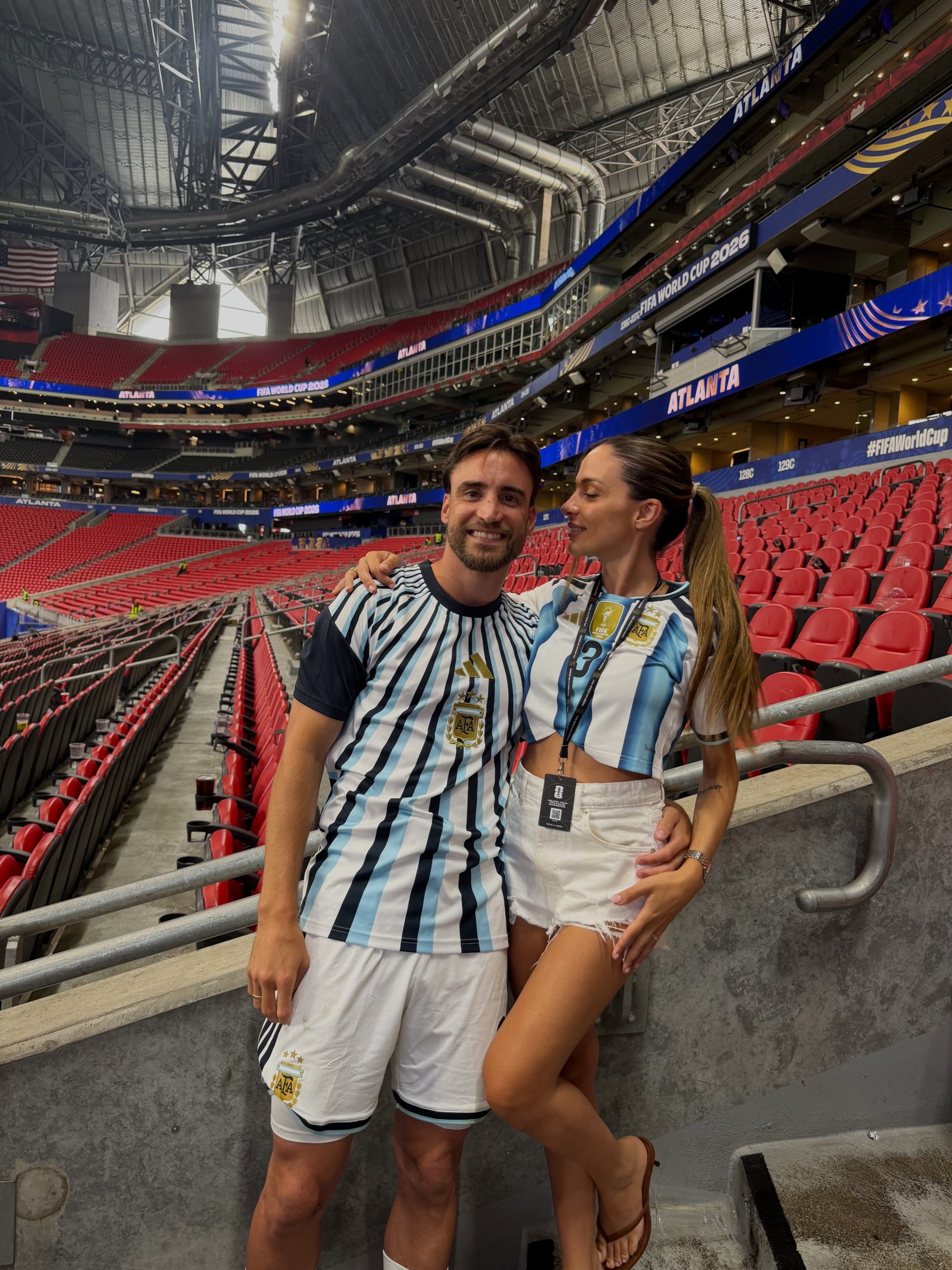 Caro Calvagni y Nicolás Tagliafico juntos en el estadio de Atlanta Foto: @carocalvagni